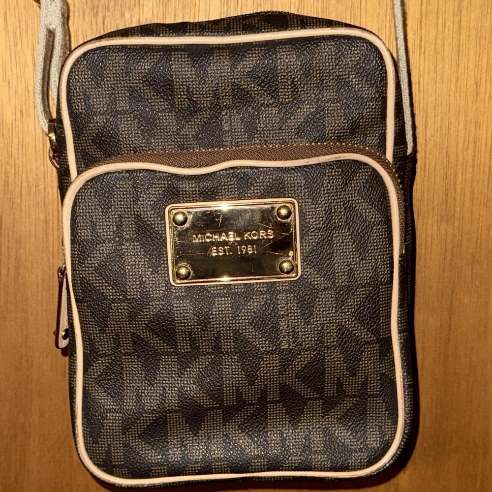 •MICHAEL KORS•BROWN & TAN JET SET TRAVEL FLIGHT BAG W/SIGNATURE MK LOGO EUC - Picture 6 of 12